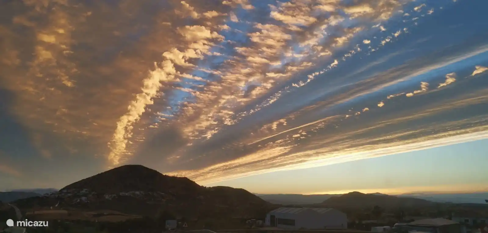 Schöner Himmel früh am Morgen über Ihrer privaten Terrasse.