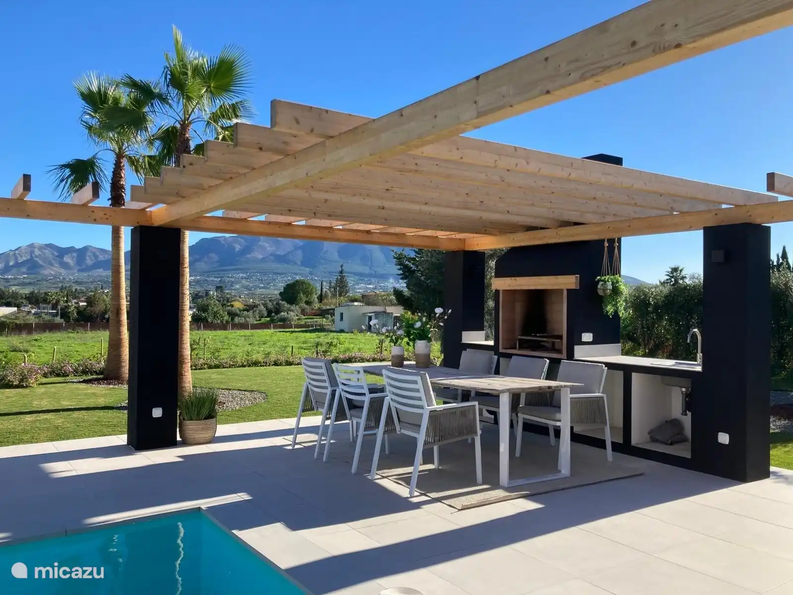 Essen Sie draußen im Schatten.