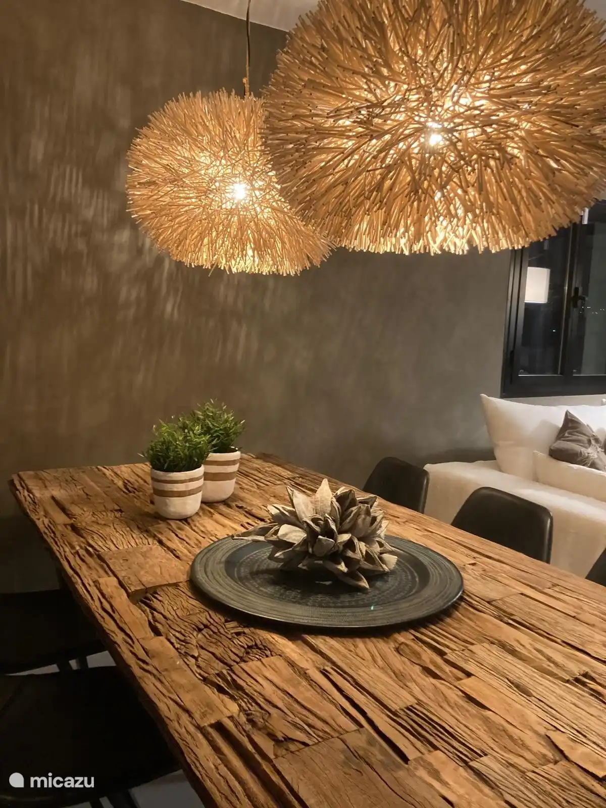 Der große Esstisch im Inneren bietet Platz für sechs Personen.