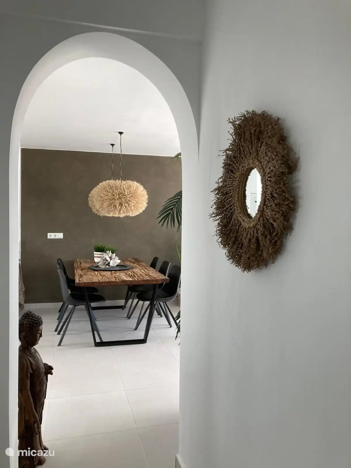 Blick vom Schlafzimmerflur auf das Wohnzimmer.