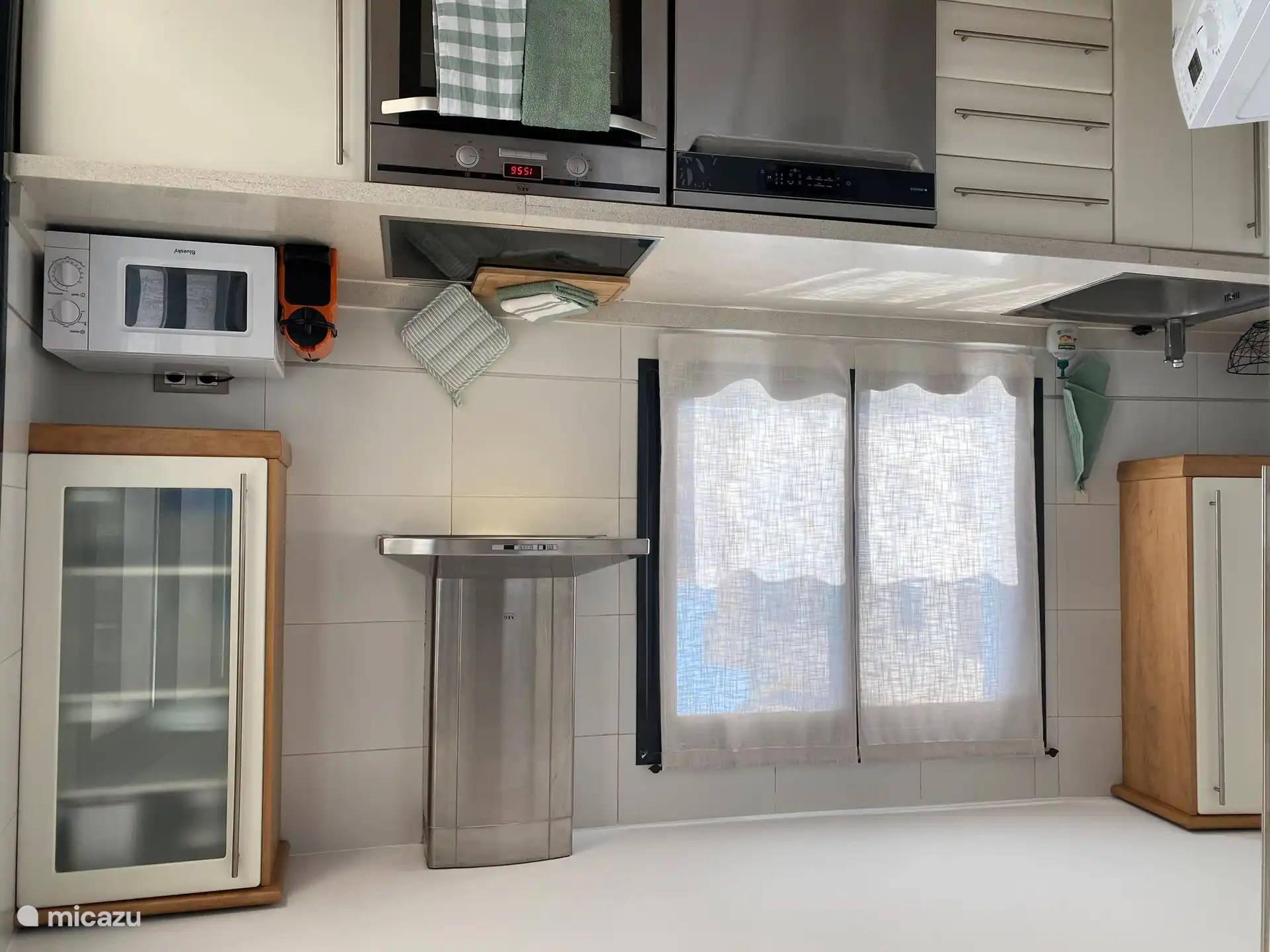 La cuisine est entièrement équipée et pendant les activités dans la cuisine, vous avez également une vue sur l’olivier.