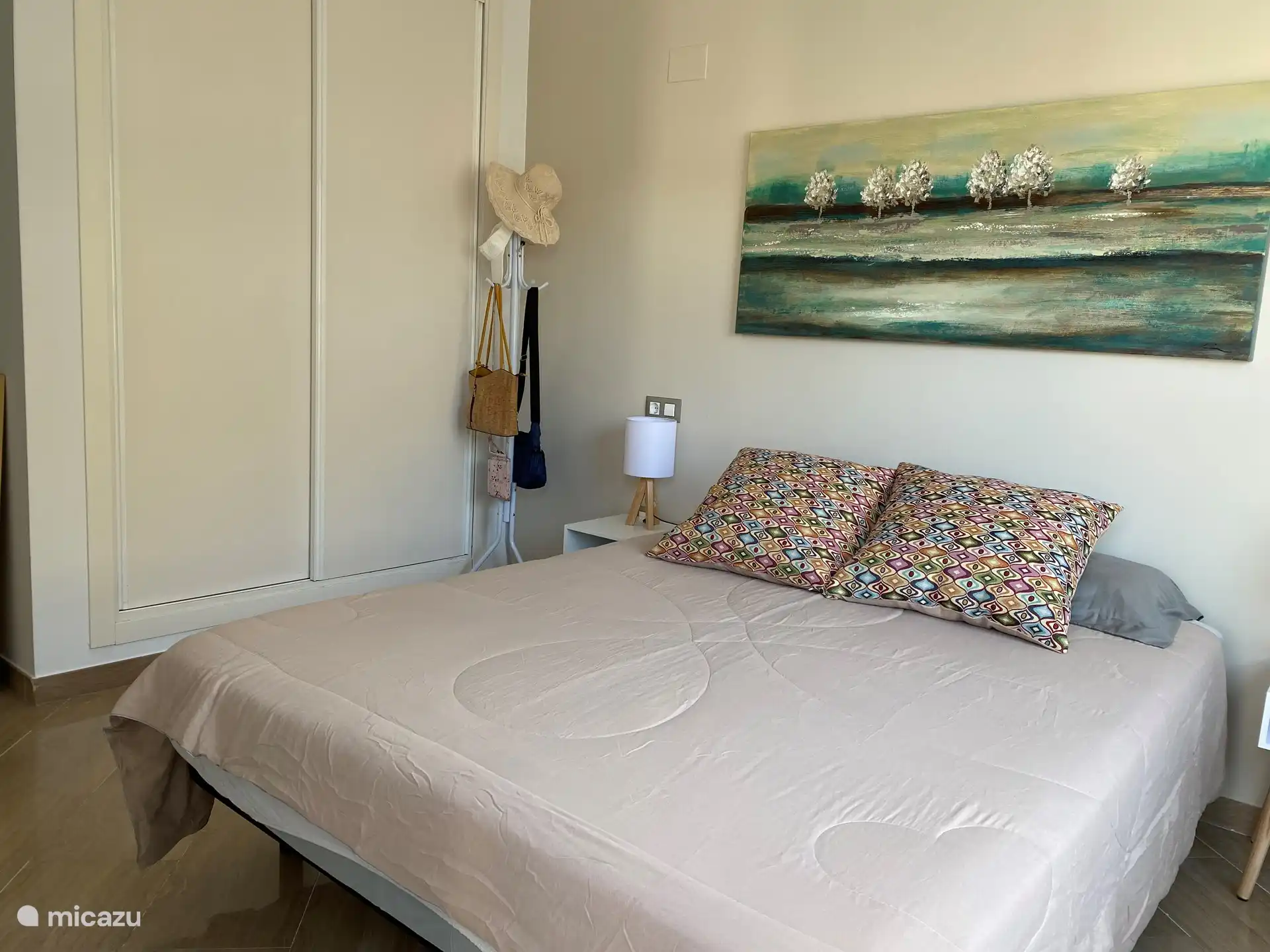 Il y a un porte-manteau près du placard, pratique pour les vêtements et/ou les sacs.