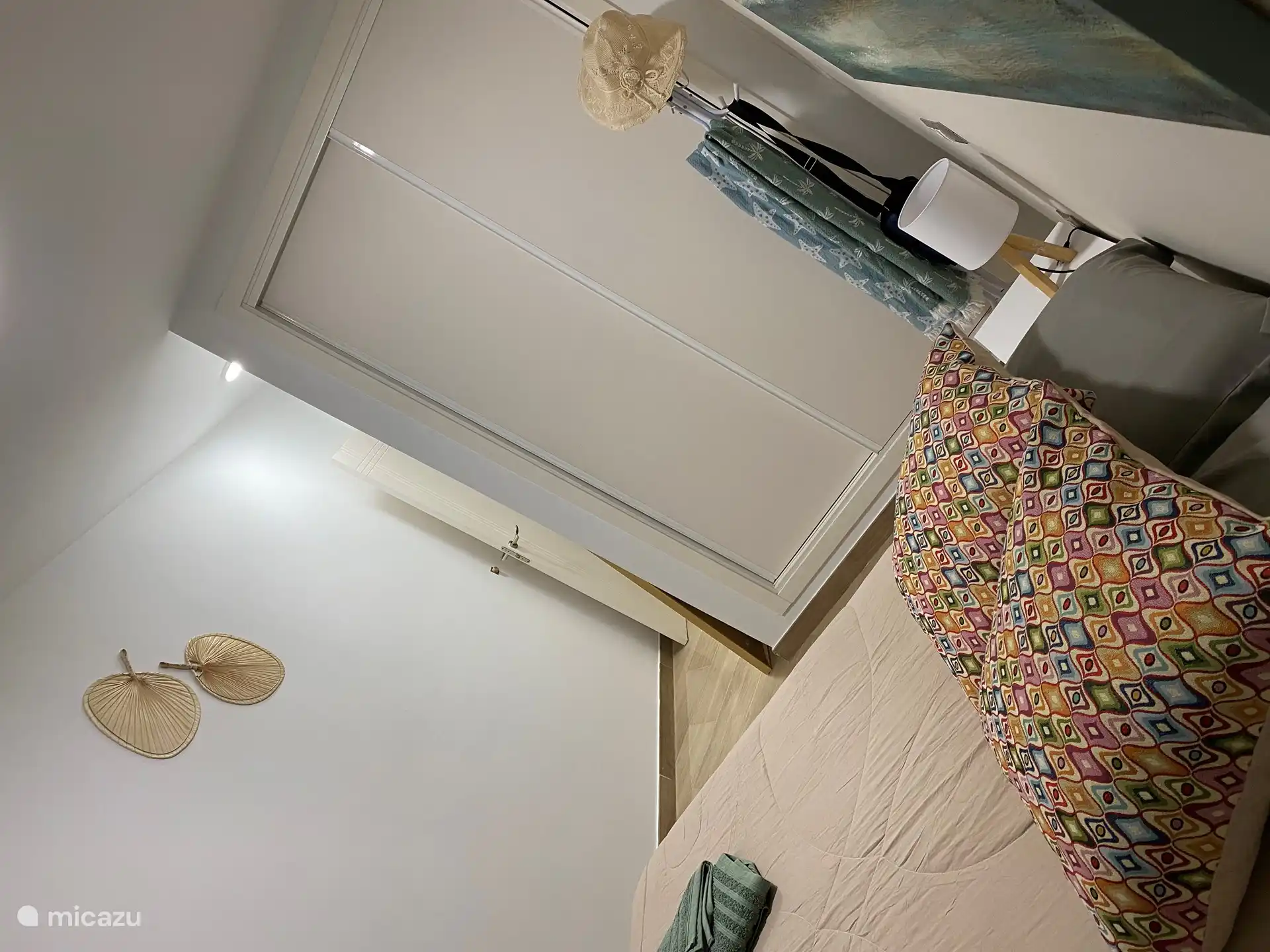 En plus d’une penderie, l’armoire spacieuse dispose de trois grandes étagères et de deux tiroirs.