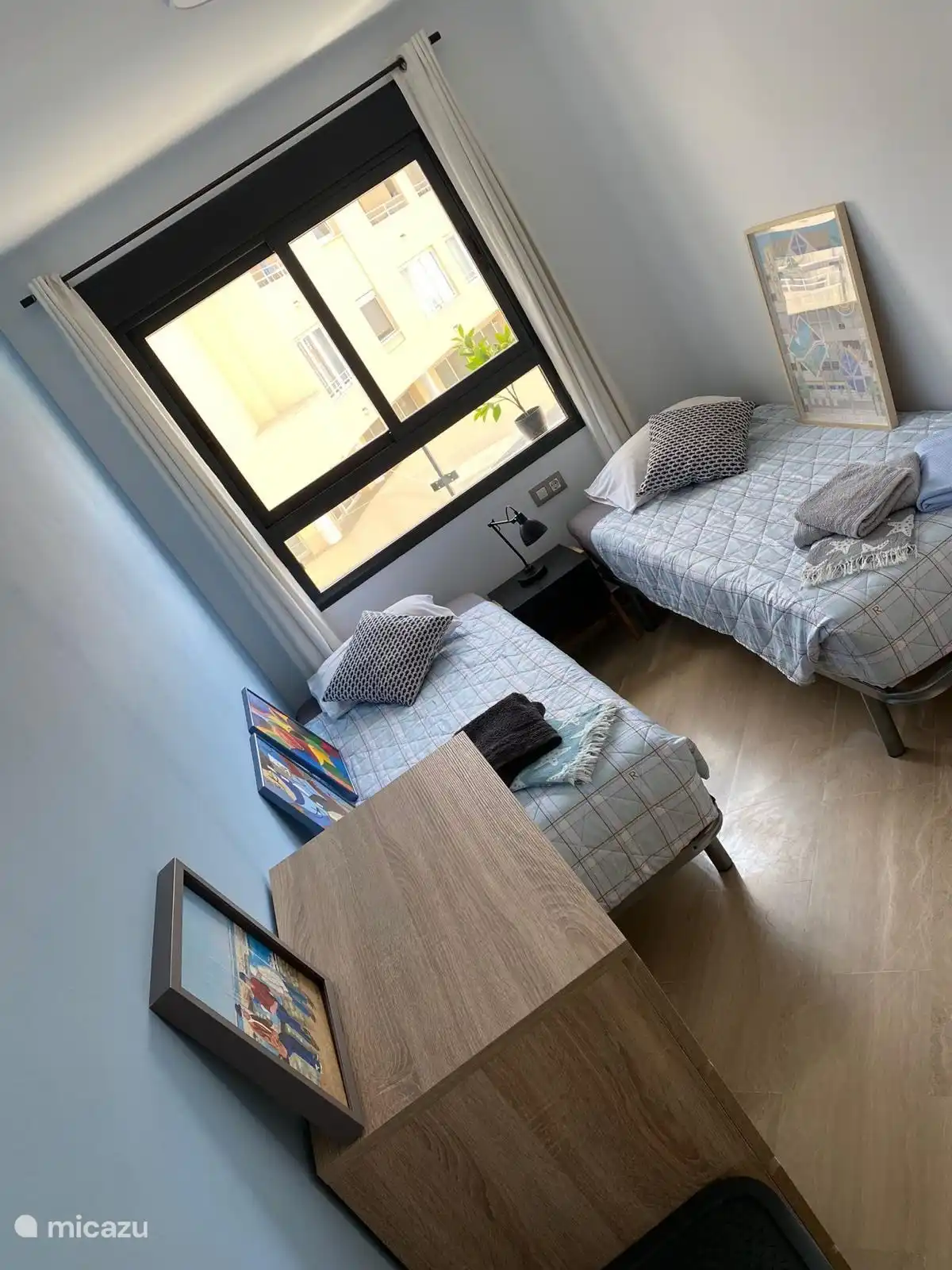 La chambre la plus fraîche est celle avec deux couettes simples, où des draps dits rafraîchissants peuvent être utilisés sur les lits à la place des couettes. Ici aussi, de fines couettes d’été sont utilisées qui sont lavées pour chaque client.