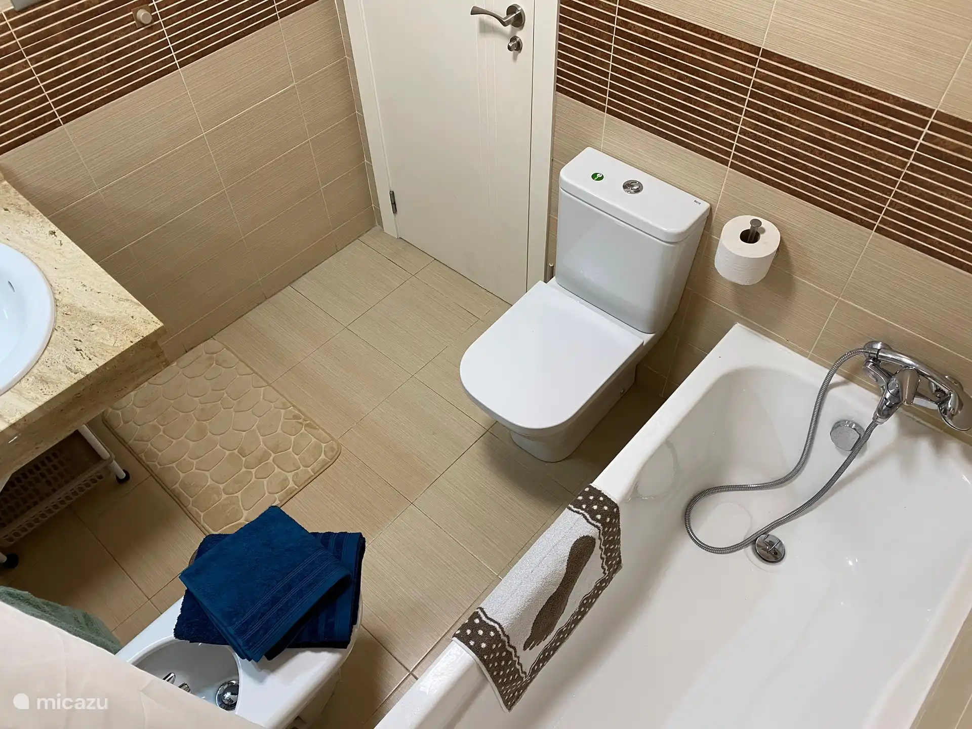 Vous pouvez également vous doucher dans la baignoire, l’utilisation du rideau de douche maintient le sol de la salle de bain sec et vous permet de profiter au maximum du jet d’eau chaude.