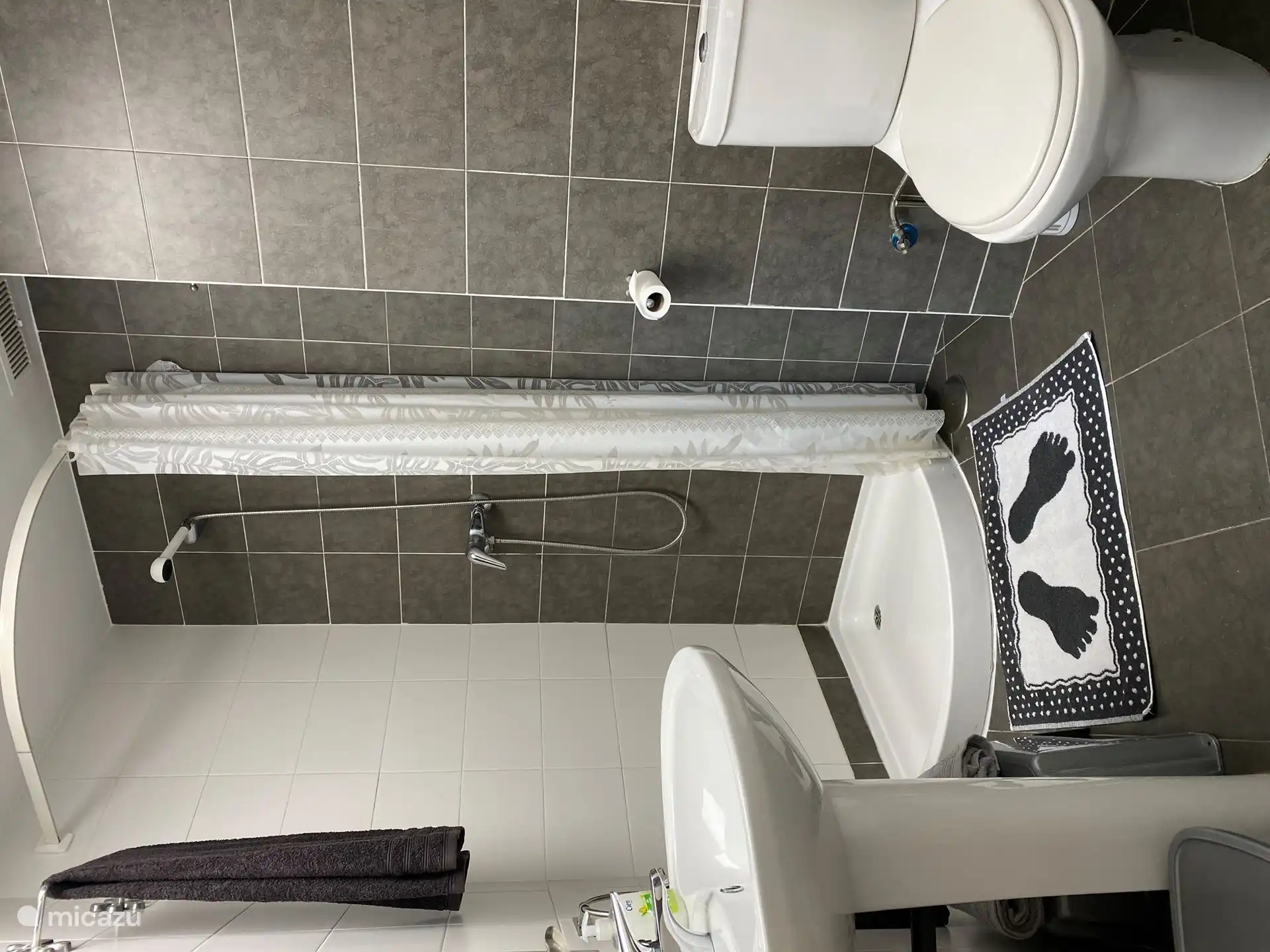 La façon la plus simple de faire un rinçage rapide est dans la petite salle de bain.