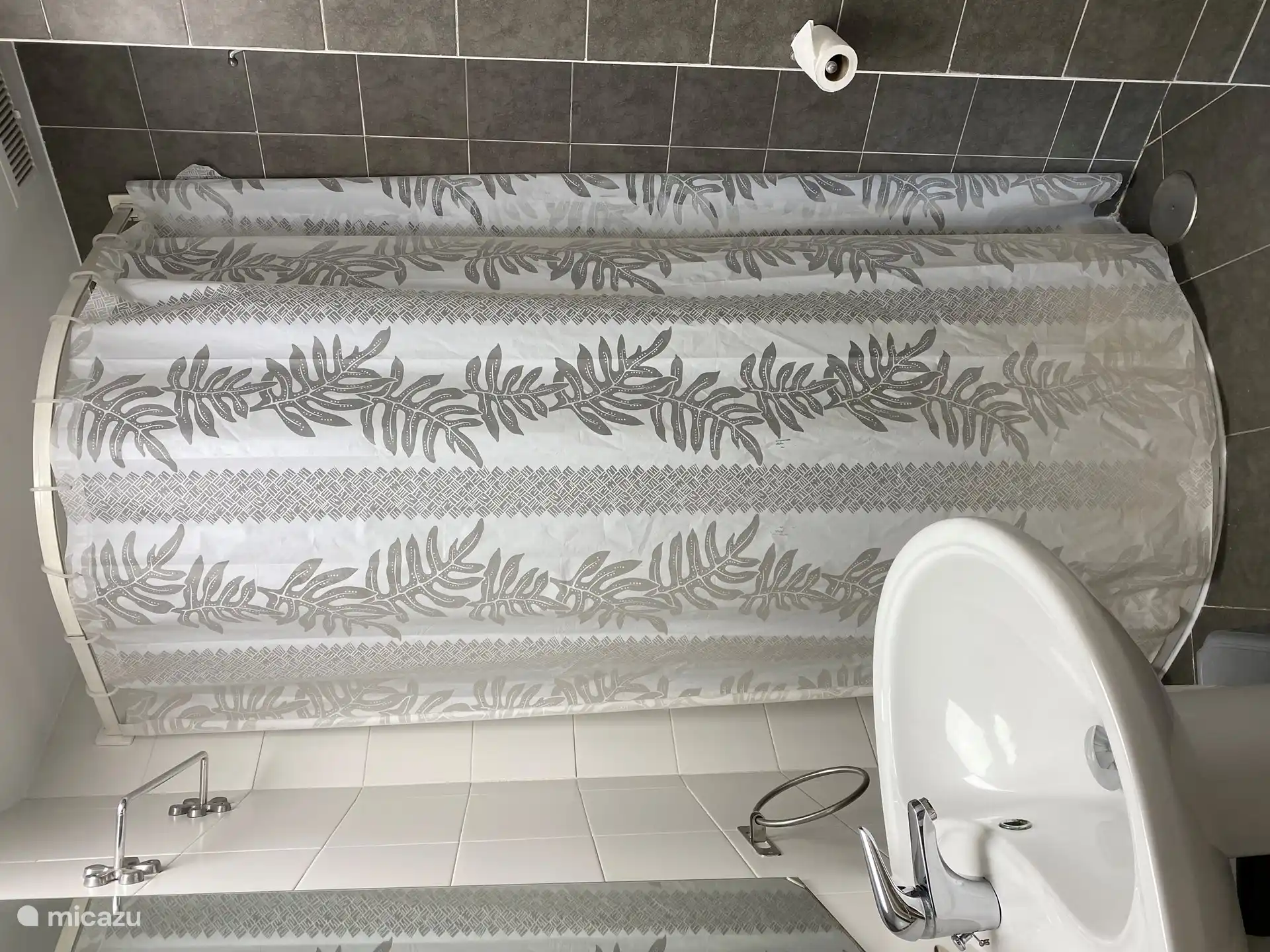 Après la douche, fermez le rideau de douche pour le faire sécher.