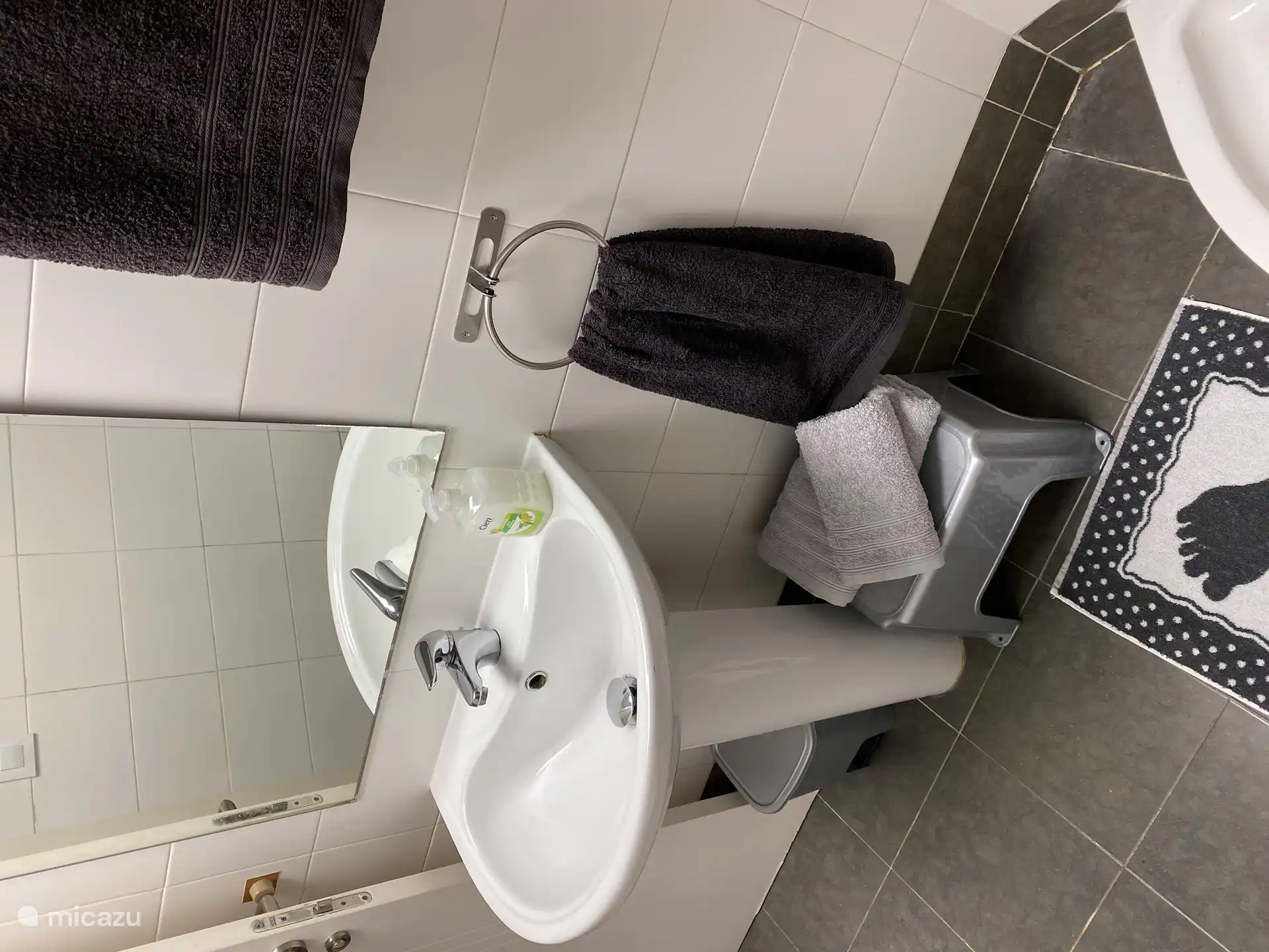 La petite salle de bains est pratiquement meublée avec une douche simple.