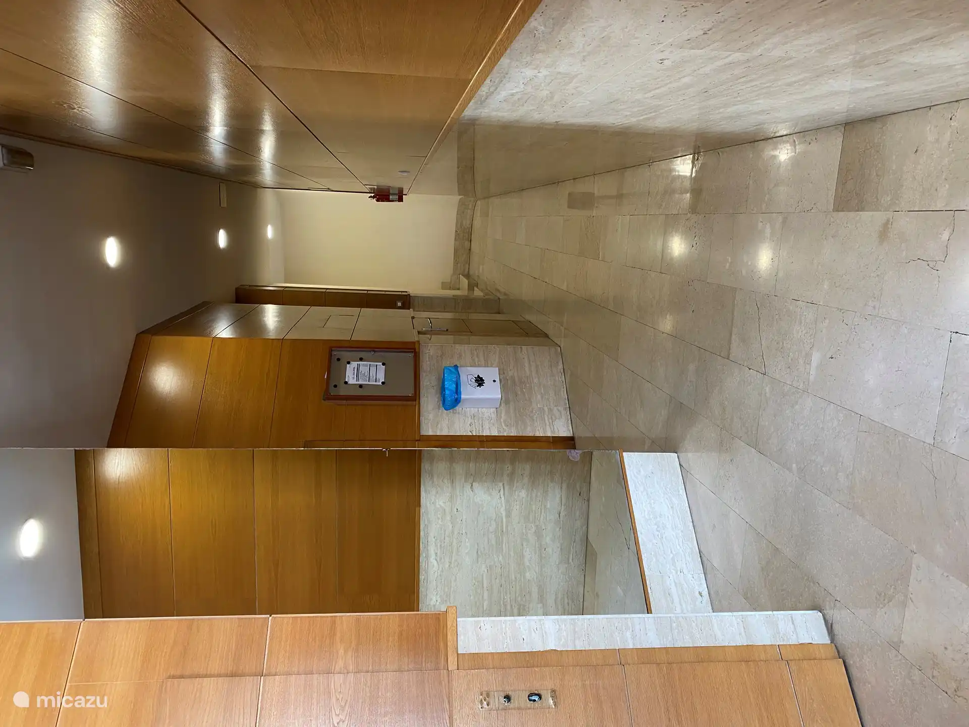 Dans le hall / porche luxueux, il fait frais et il y a un accès à l’ascenseur et à la cage d’escalier.