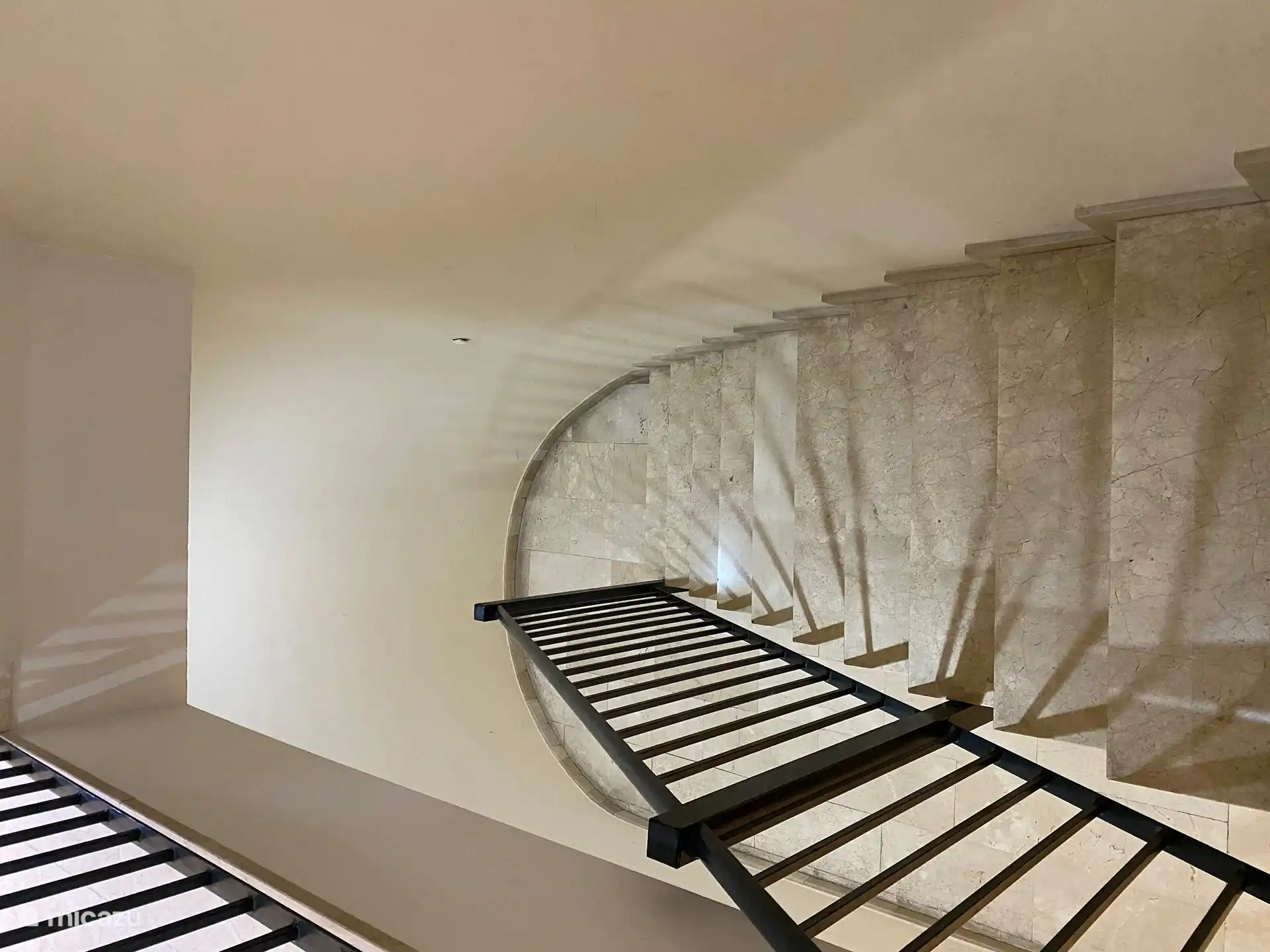 Vous pouvez facilement descendre les larges escaliers (ou jusqu’au deuxième étage où se trouve l’appartement).