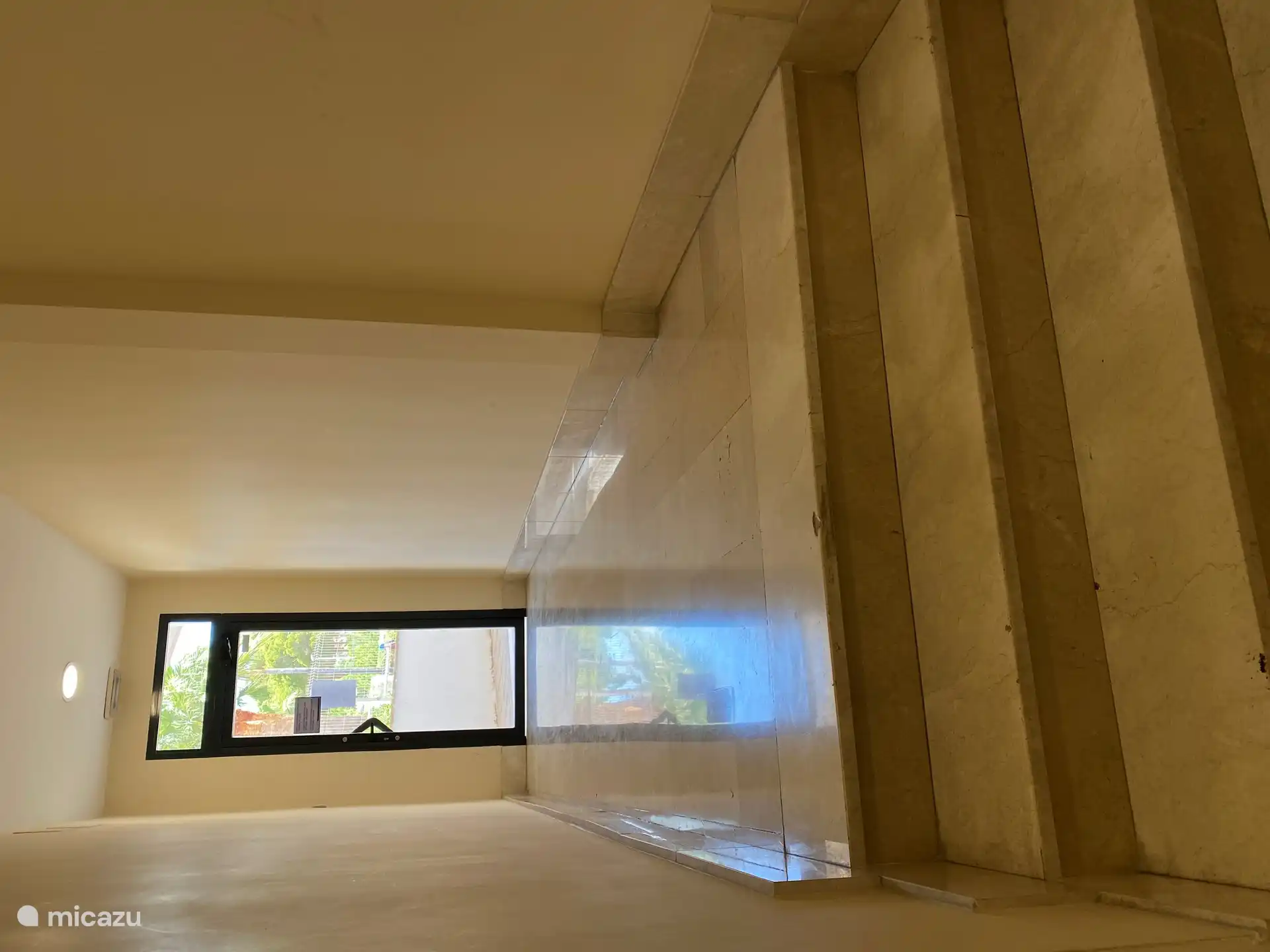 Du hall en bas, il y a un accès à la piscine commune.