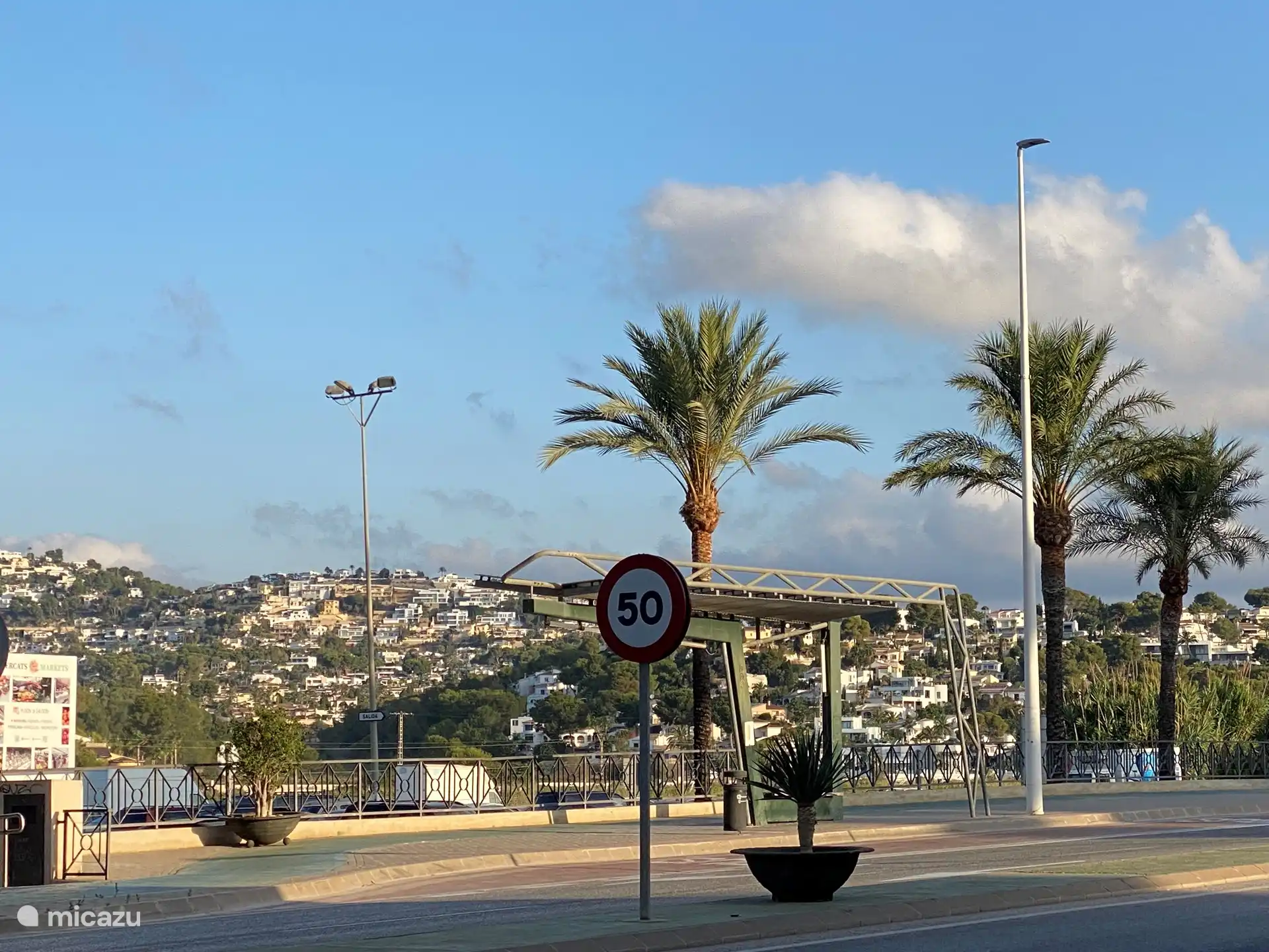De la porte d’entrée sur la droite, vue sur les montagnes. Traversez en diagonale le vendredi pour le plus grand marché de la région !