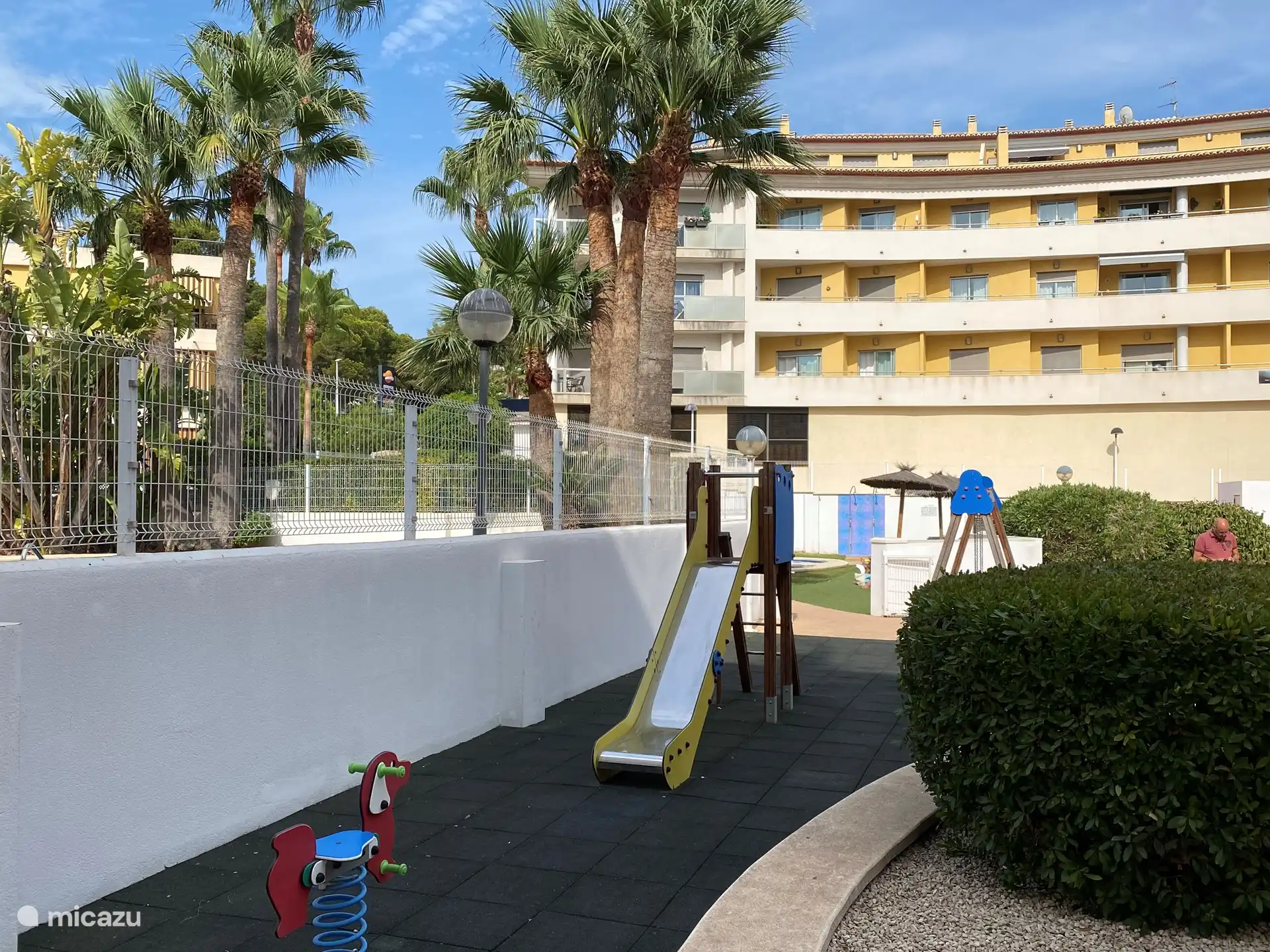 Pour les plus petits, il y a aussi un certain nombre d’équipements de jeux au bord de la piscine clôturée.