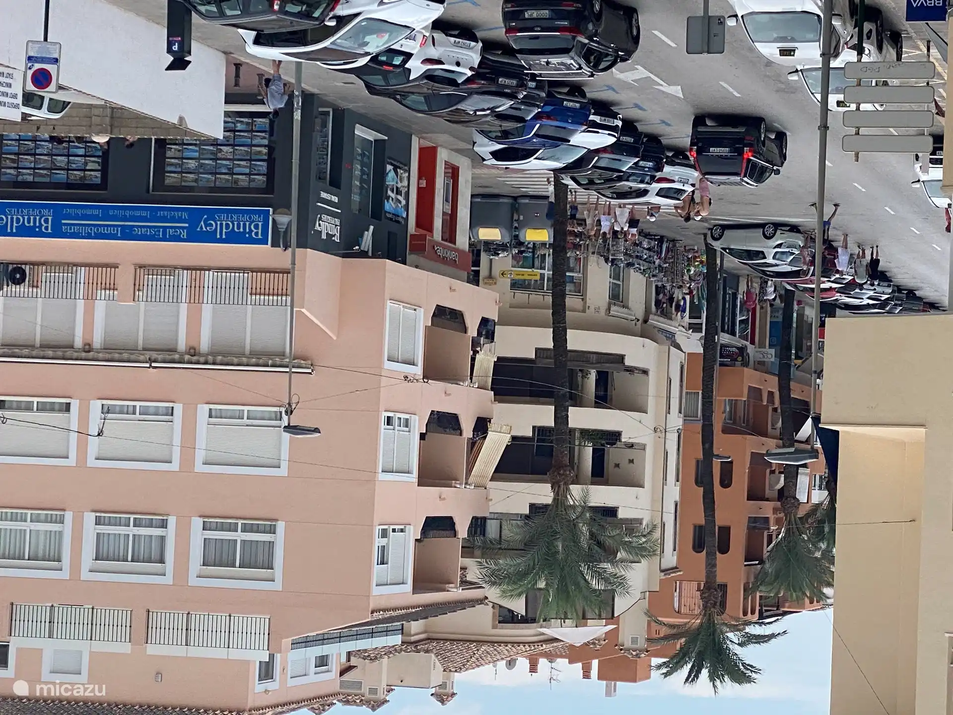 Depuis le rond-point, marchez dans la rue pour être sur le boulevard après 280 mètres.