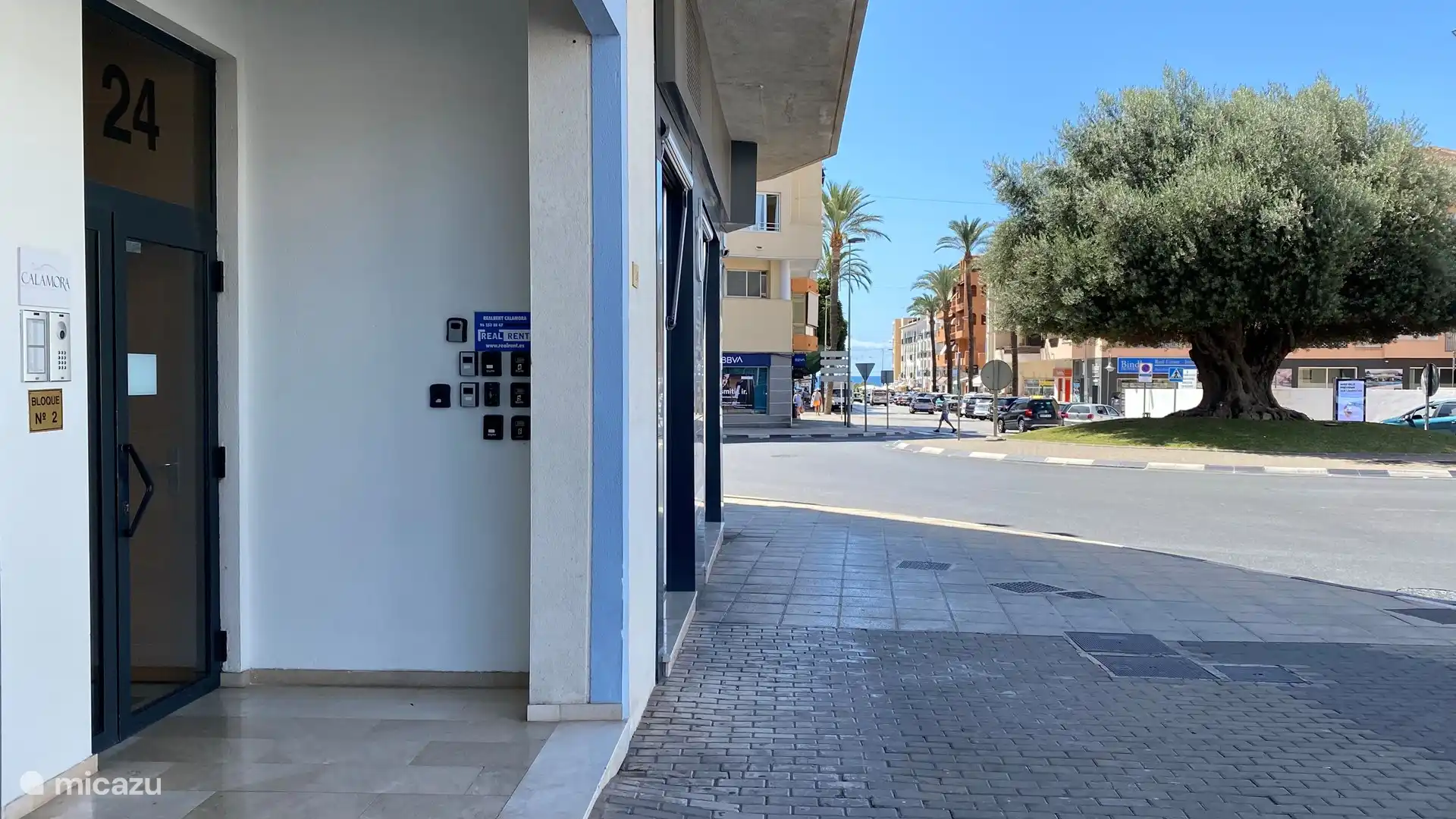 De la porte d’entrée à gauche, une vue sur la mer. Juste 280 mètres à pied et vous marchez le long du boulevard.