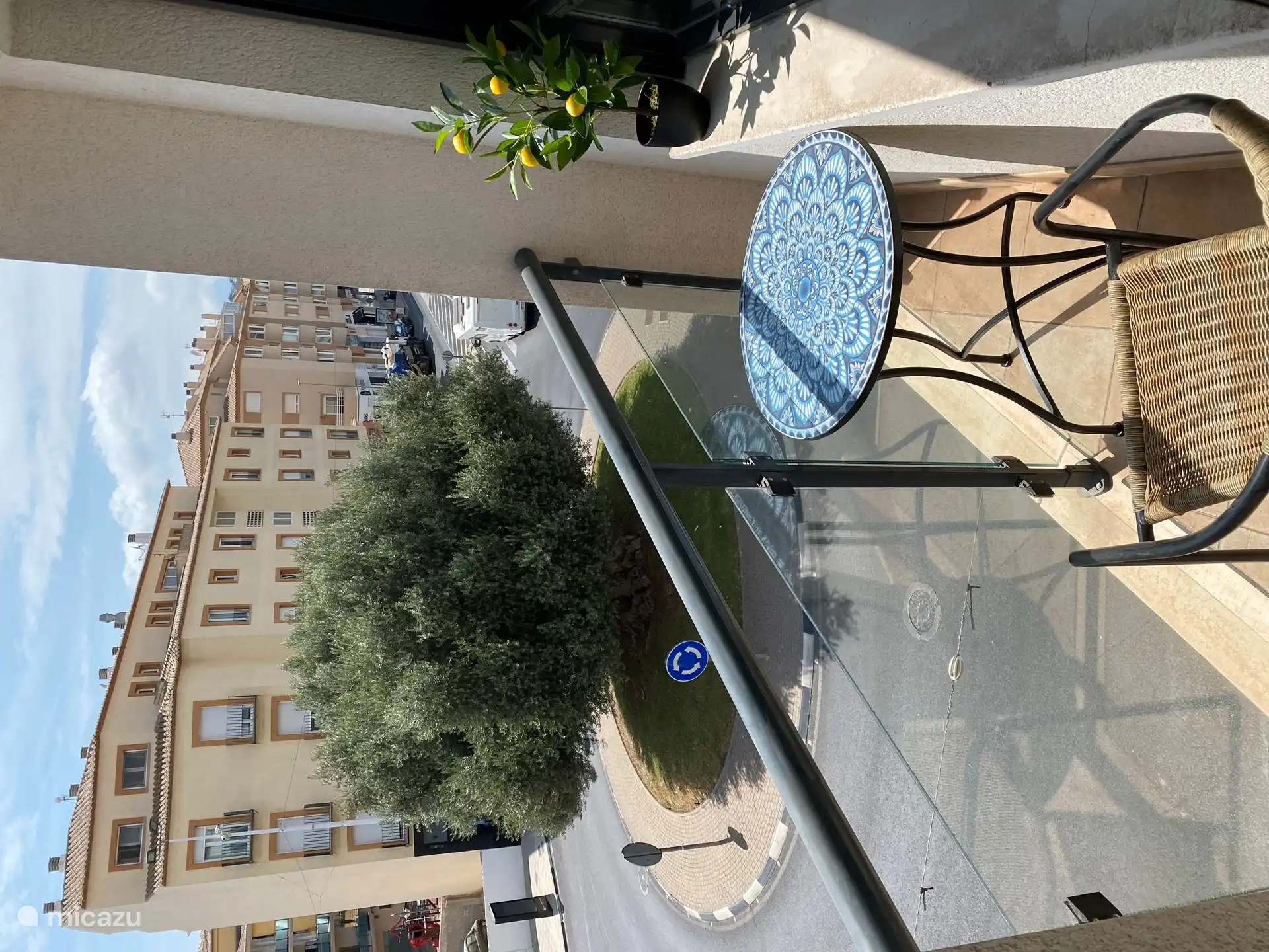 De la chambre principale, il y a un accès au petit balcon, vous pouvez donc également y sortir.