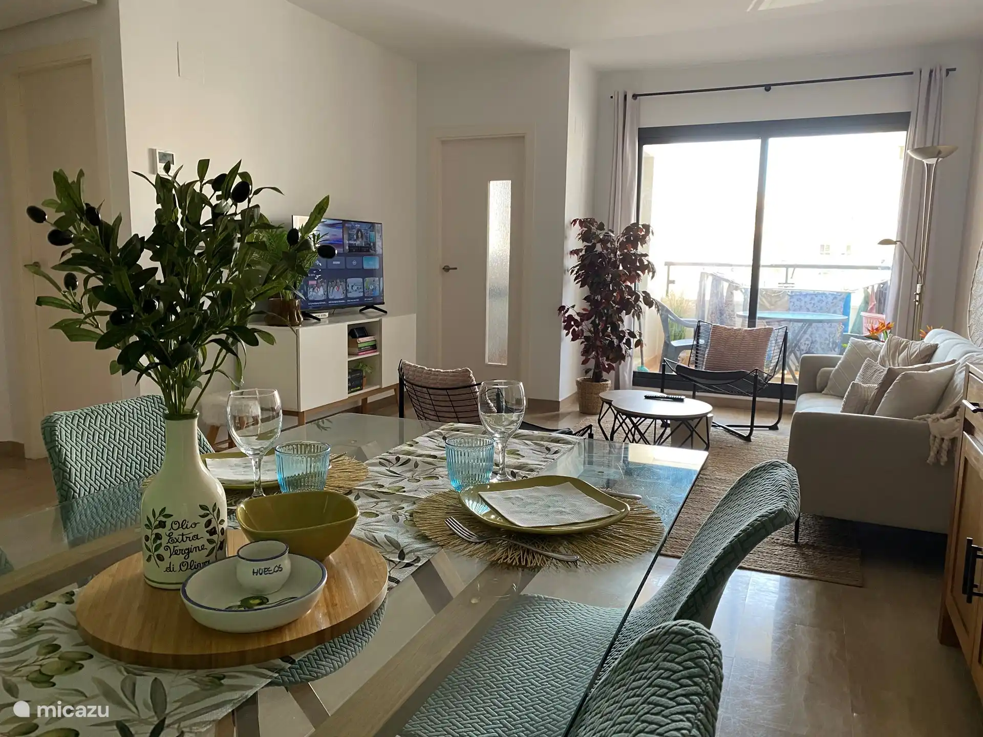 À table ! Prenez un verre, mangez, ayez une bonne conversation ou jouez aux cartes.