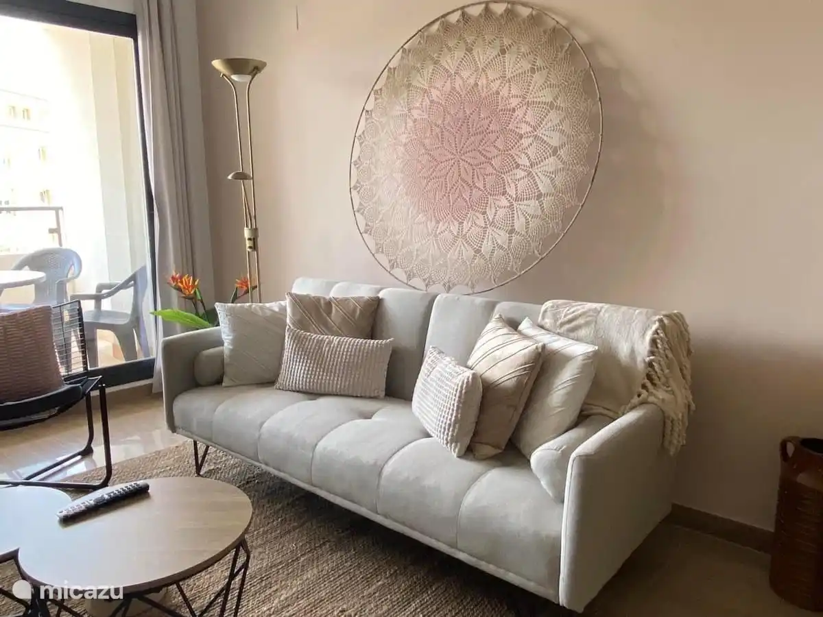 Depuis le canapé, vous vous asseyez juste en face de la télévision intelligente.