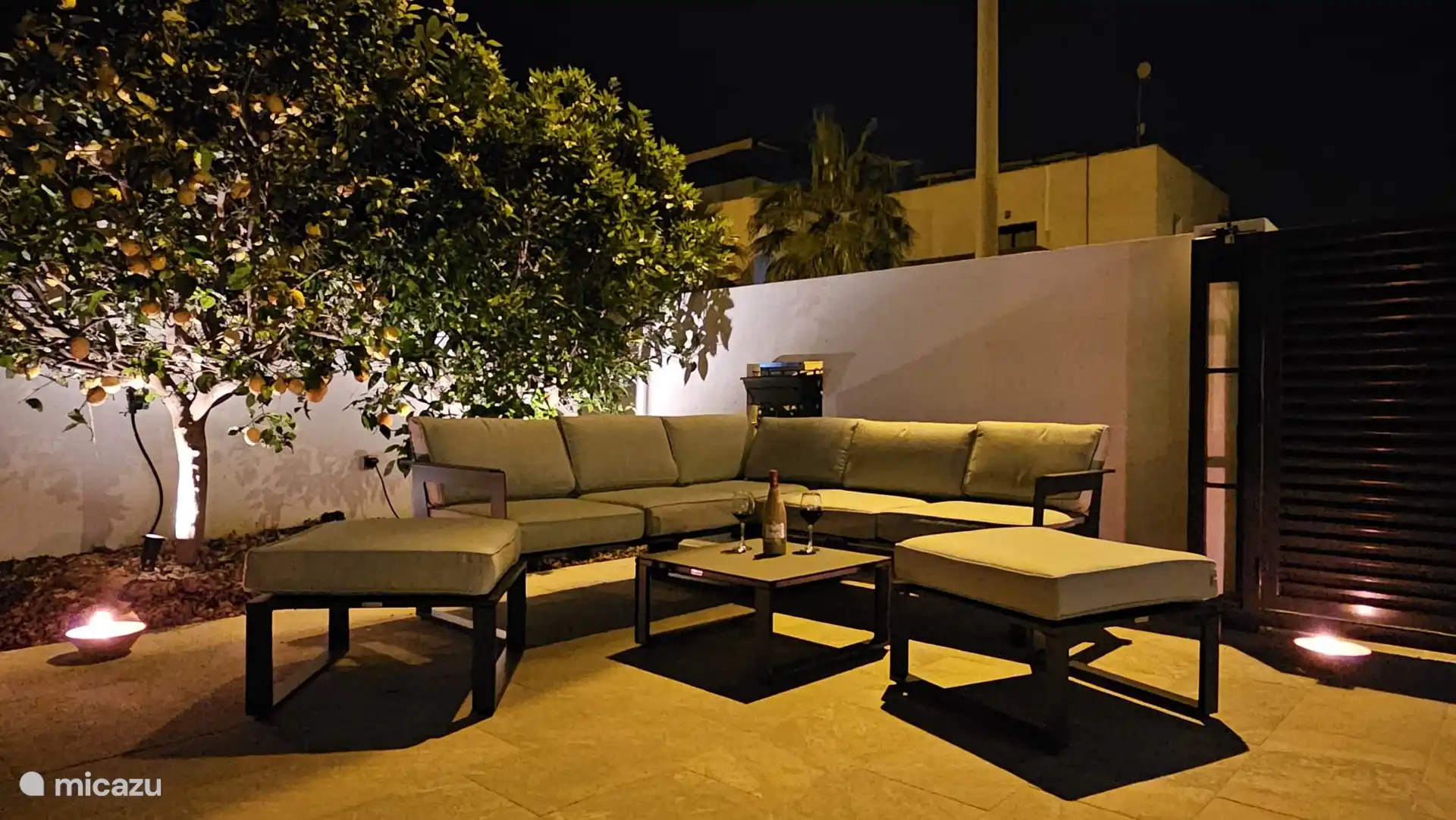 Photo dans la lumière du soir devant le salon