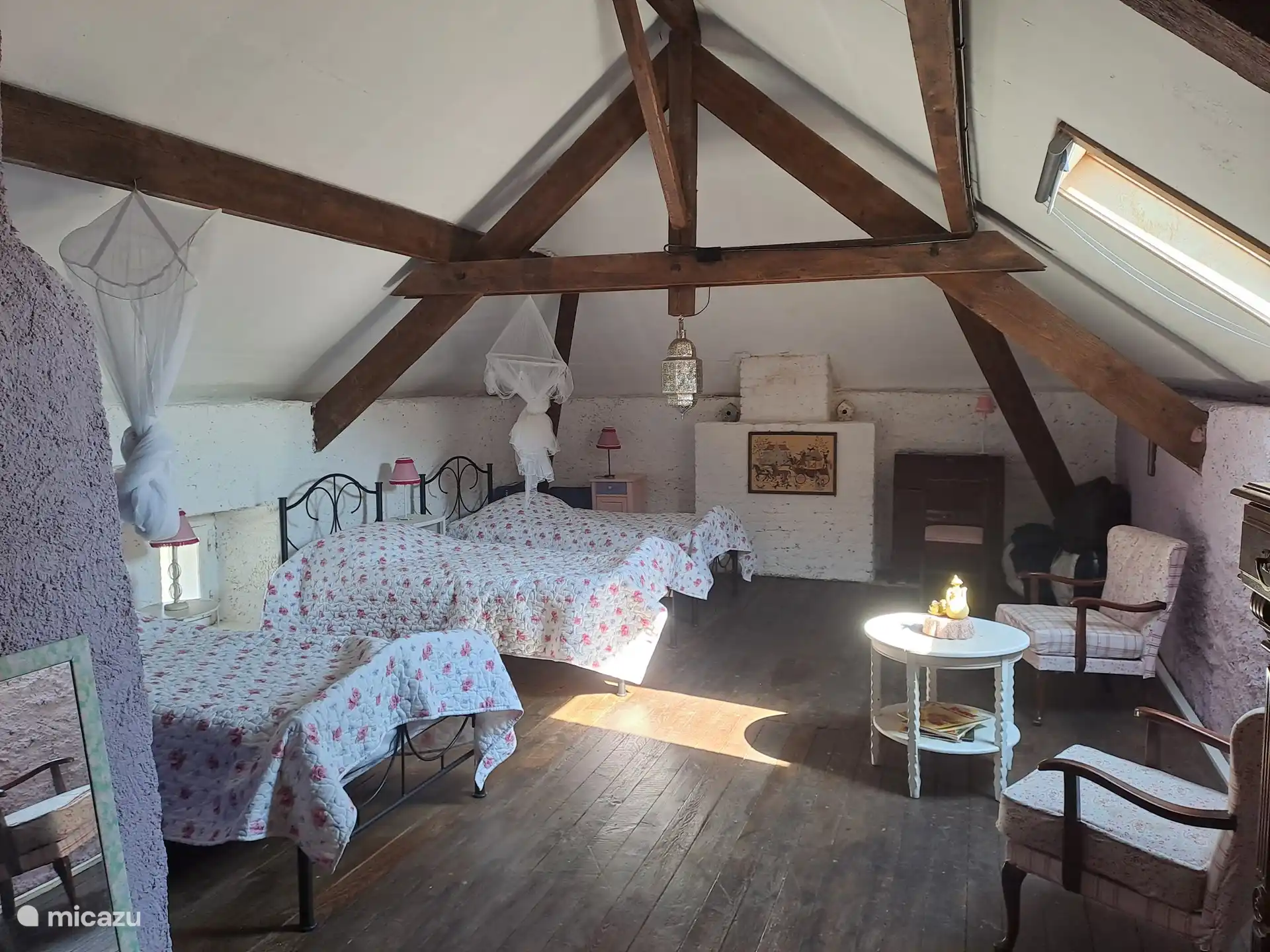 Der Schlafboden mit drei Betten.