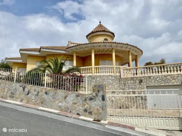 Casa Roca de Leones en España, Costa Blanca, El Campello - villa Puerta de entrada y garaje