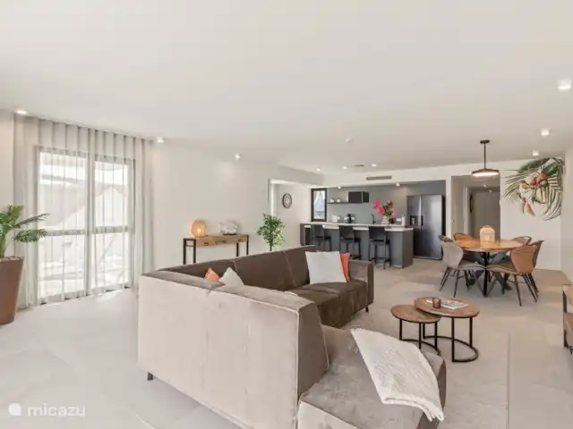 Le quai 5D, près de Handelskade, Punda | Curaçao, Curaçao-Centre, Willemstad - appartement Salon spacieux qui se jette sur le balcon, avec cuisine ouverte