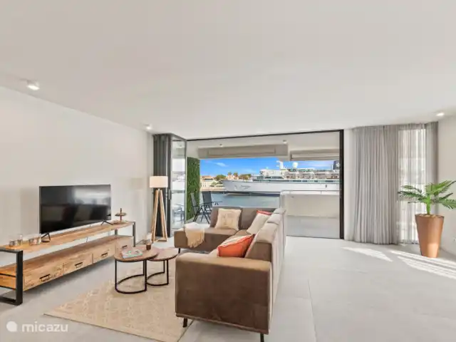 Le quai 5D, près de Handelskade, Punda | Curaçao, Curaçao-Centre, Willemstad - appartement Salon spacieux qui se jette sur le balcon, avec cuisine ouverte