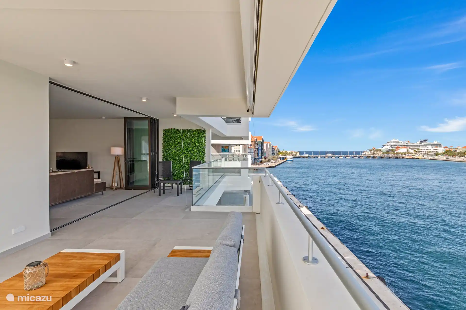 Großzügige, schattige Terrasse mit Blick auf die weltberühmte Handelskade und die Pontonbrücke