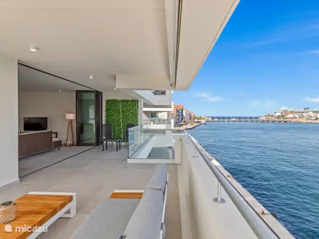 Le quai 5D, près de Handelskade, Punda | Curaçao, Curaçao-Centre, Willemstad - appartement Spacieuse terrasse ombragée, avec vue sur la célèbre Handelskade et le pont flottant