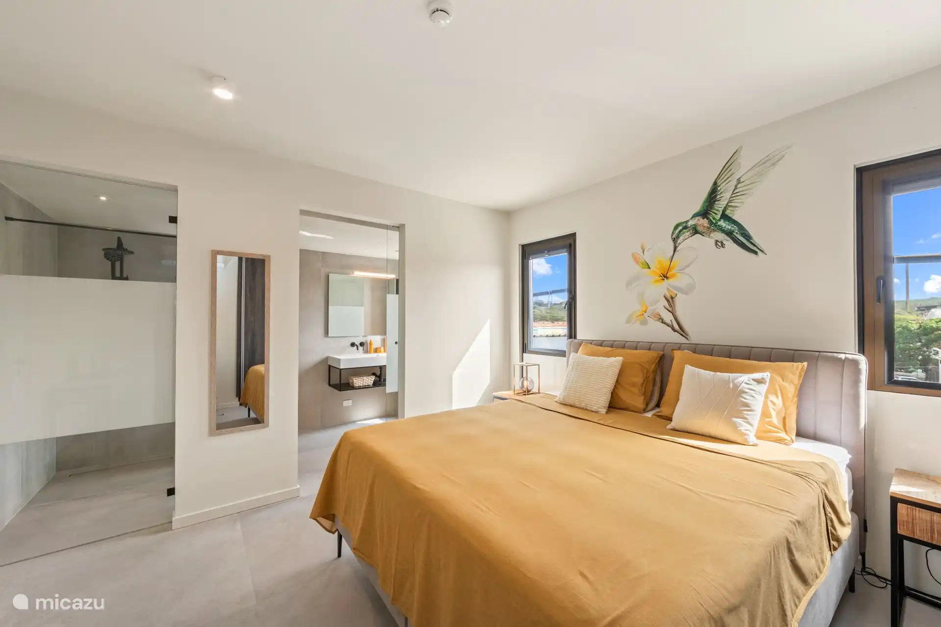 Hauptschlafzimmer mit Klimaanlage und eigenem Bad