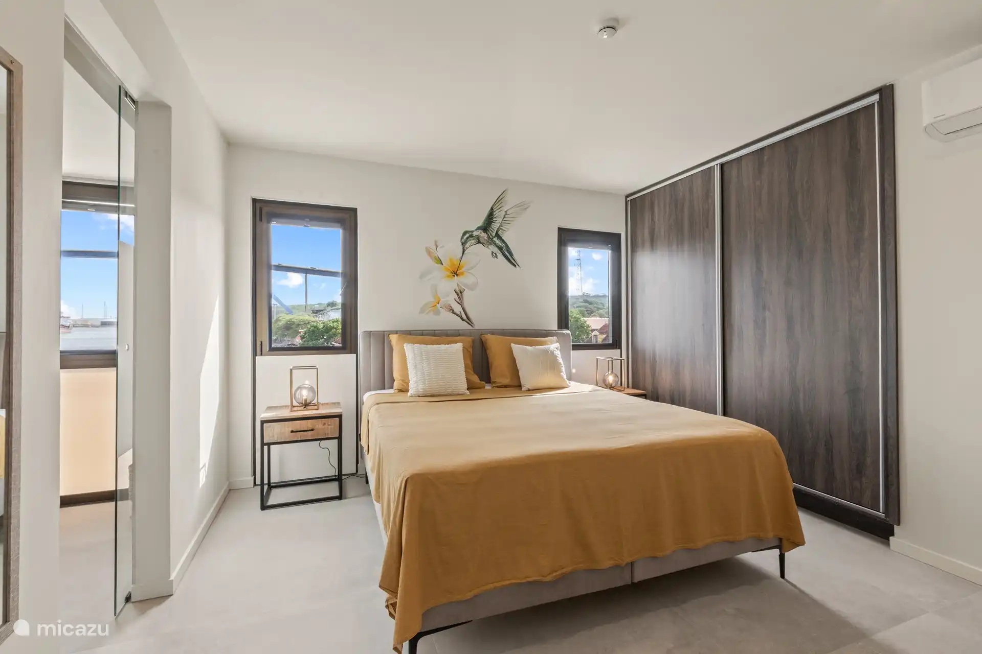 Hauptschlafzimmer mit Klimaanlage und eigenem Bad