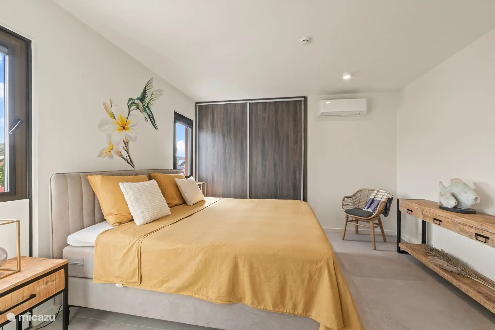 Hauptschlafzimmer mit Klimaanlage und eigenem Bad