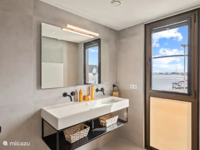 Le quai 5D, près de Handelskade, Punda | Curaçao, Curaçao-Centre, Willemstad - appartement Salle de bain 1 appartenant à la chambre principale