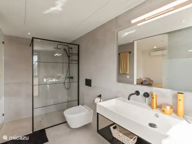 Le quai 5D, près de Handelskade, Punda | Curaçao, Curaçao-Centre, Willemstad - appartement Salle de bain 1 appartenant à la chambre principale