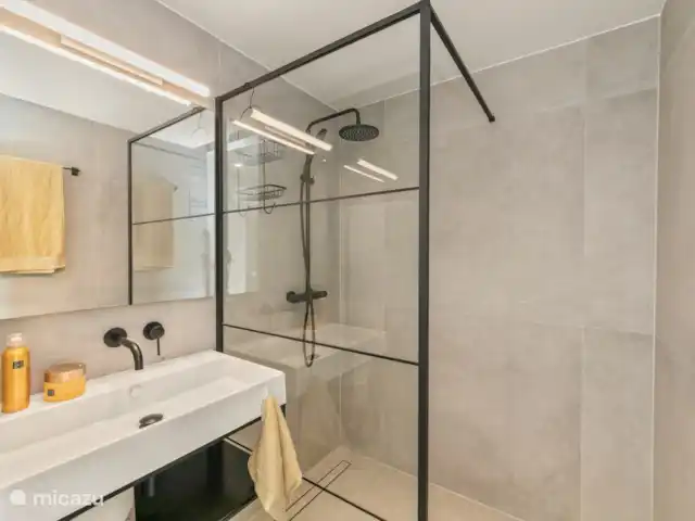Le quai 5D, près de Handelskade, Punda | Curaçao, Curaçao-Centre, Willemstad - appartement Salle de bain 2 appartenant à la chambre d’amis