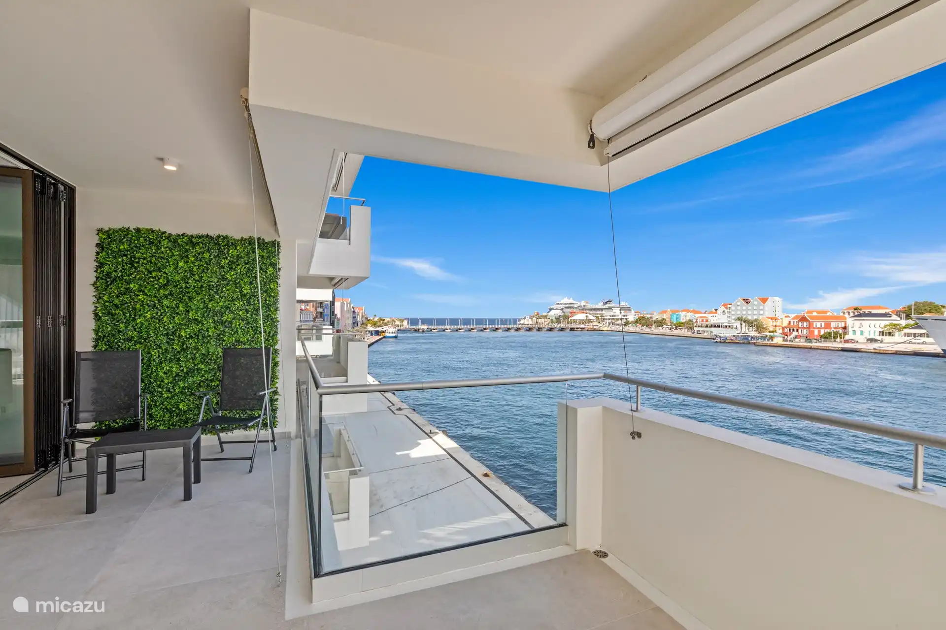 Großzügige, schattige Terrasse mit Blick auf die weltberühmte Handelskade und die Pontonbrücke
