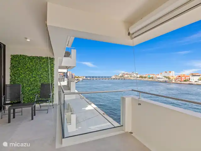 Le quai 5D, près de Handelskade, Punda | Curaçao, Curaçao-Centre, Willemstad - appartement Spacieuse terrasse ombragée, avec vue sur la célèbre Handelskade et le pont flottant