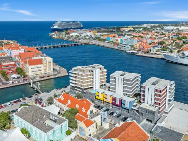 Le quai 5D, près de Handelskade, Punda | Curaçao, Curaçao-Centre, Willemstad - appartement Tour la plus au nord des appartements The Wharf dans laquelle l’appartement est situé au 2ème étage.