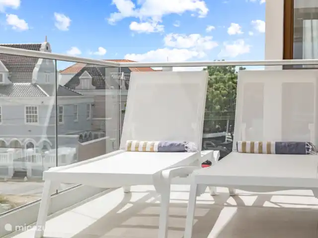 Le quai 5D, près de Handelskade, Punda | Curaçao, Curaçao-Centre, Willemstad - appartement Terrasse ombragée spacieuse avec des chaises longues confortables