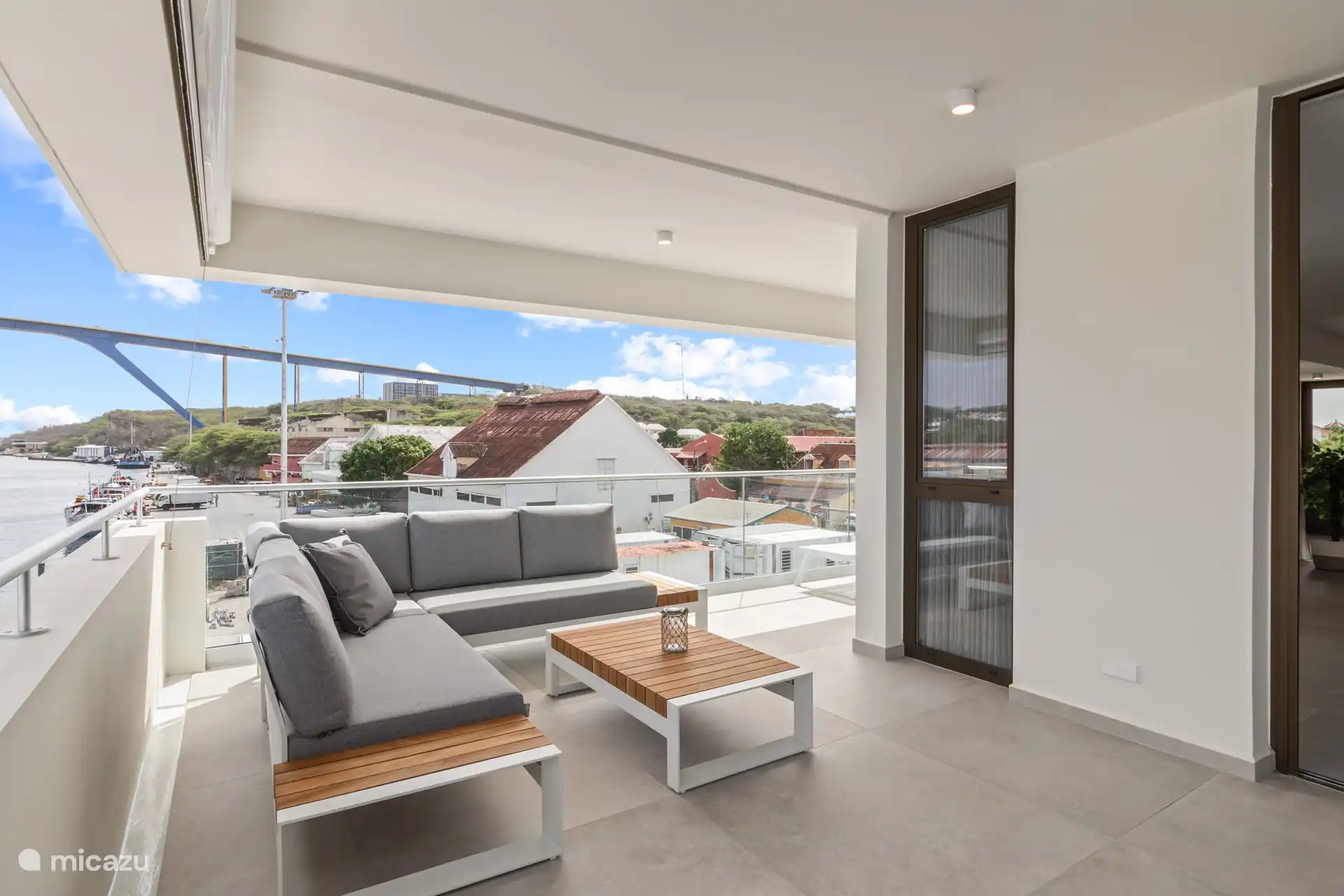 Geräumige, schattige Terrasse, auf der Sie die Boote endlos beobachten können