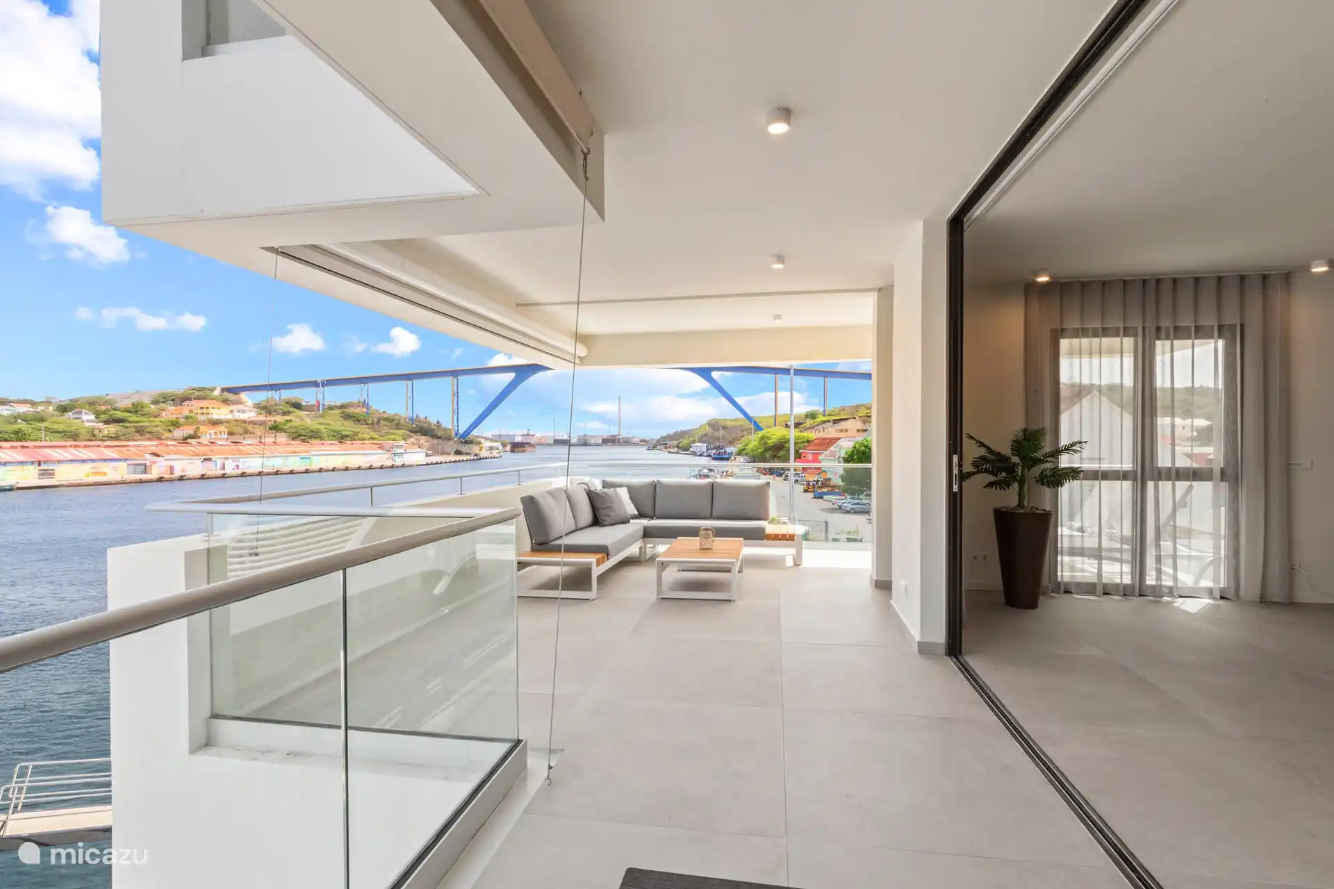 Geräumige, schattige Terrasse, auf der Sie die Boote endlos beobachten können