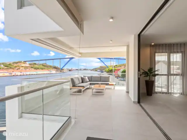 Le quai 5D, près de Handelskade, Punda | Curaçao, Curaçao-Centre, Willemstad - appartement Grande terrasse ombragée, où vous pourrez regarder les bateaux à l’infini