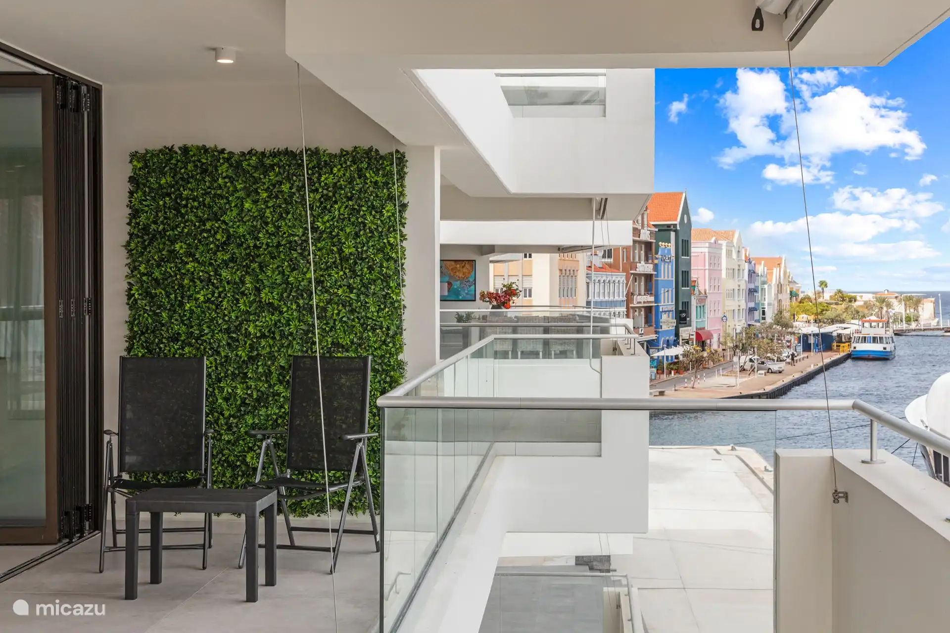Großzügige, schattige Terrasse mit Blick auf die weltberühmte Handelskade