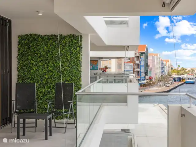 Le quai 5D, près de Handelskade, Punda | Curaçao, Curaçao-Centre, Willemstad - appartement Spacieuse terrasse ombragée, avec vue sur la célèbre Handelskade
