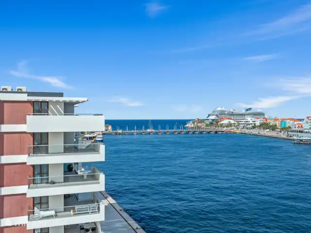 Le quai 5D, près de Handelskade, Punda | Curaçao, Curaçao-Centre, Willemstad - appartement Tour la plus au nord des appartements The Wharf dans laquelle l’appartement est situé au 2ème étage.