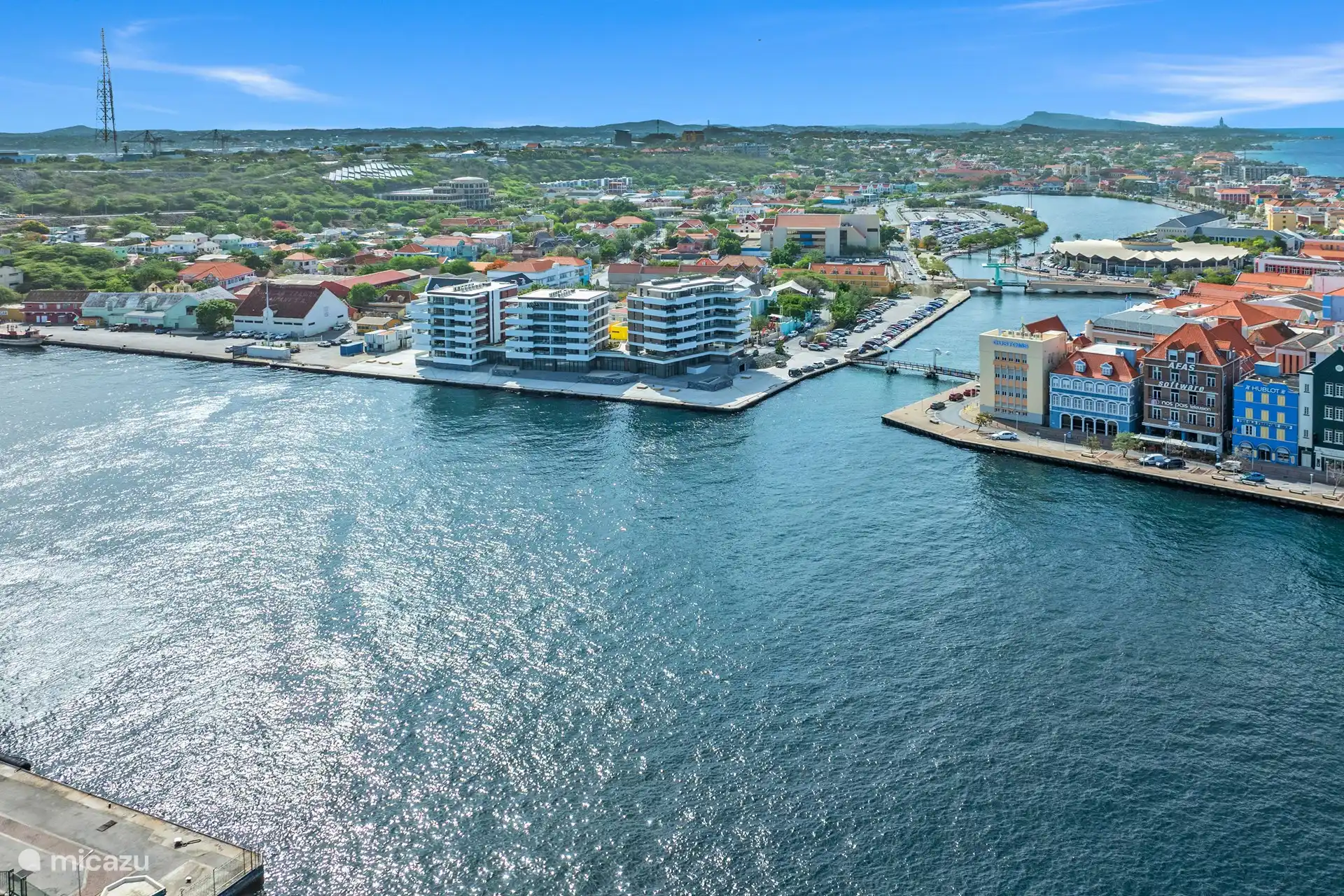 Nördlichster Turm (am weitesten links auf dem Foto) der The Wharf Apartments, in denen sich die Wohnung im 2. Stock befindet. 