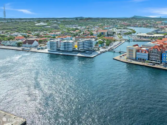 Le quai 5D, près de Handelskade, Punda | Curaçao, Curaçao-Centre, Willemstad - appartement Tour la plus au nord (la plus à gauche sur la photo) des appartements The Wharf dans laquelle l’appartement est situé au 2ème étage.