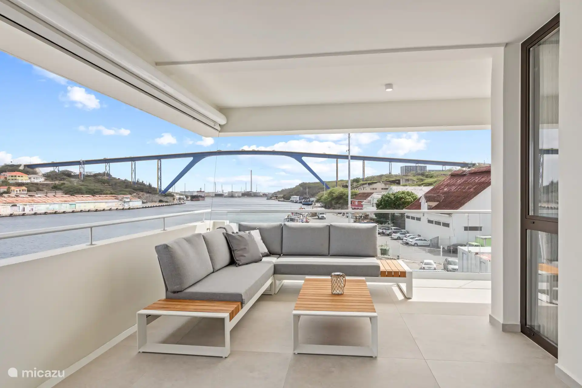 Einzigartiger Blick über die Juliana-Brücke im Herzen von Willemstad