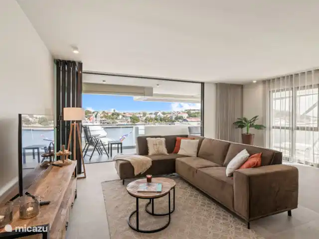 Le quai 5D, près de Handelskade, Punda | Curaçao, Curaçao-Centre, Willemstad - appartement Salon spacieux qui se jette sur le balcon, avec cuisine ouverte. Peut être refroidi avec de la climatisation si vous le souhaitez.