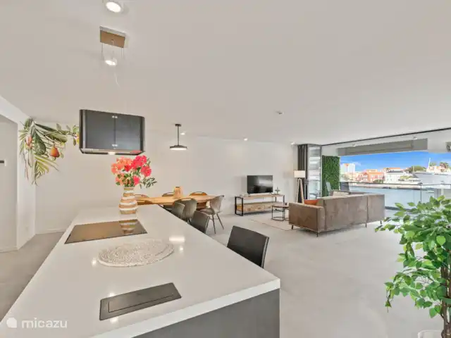 Le quai 5D, près de Handelskade, Punda | Curaçao, Curaçao-Centre, Willemstad - appartement Cuisine ouverte avec réfrigérateur/congélateur, plaque à induction, four et lave-vaisselle.